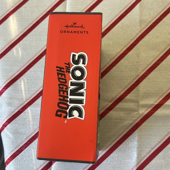 Hallmark Sonic The Hedgehog Sonic Vs. Knuckles Christmas Ornaments, Set of 2 - Picture 4 of 5